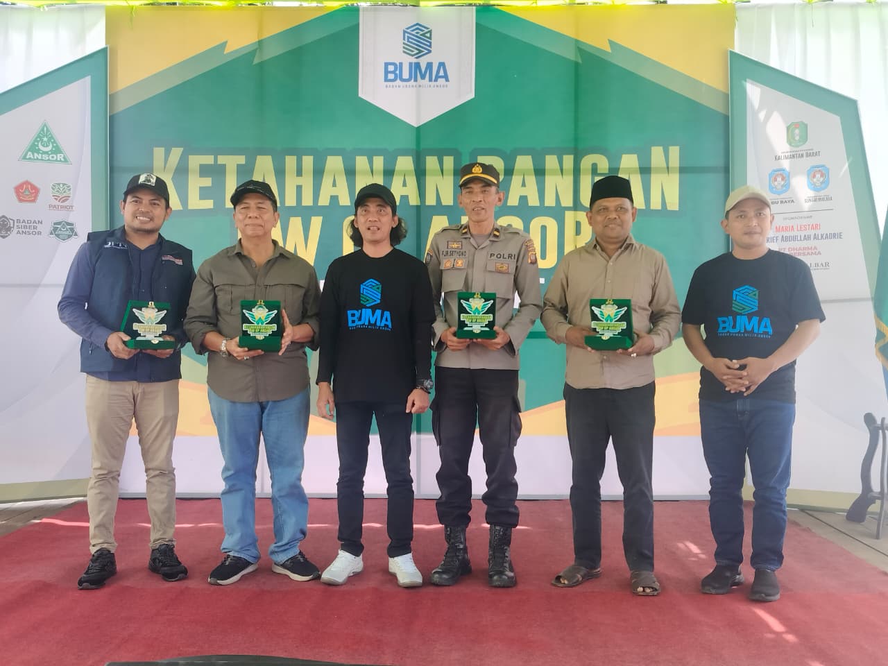 PW Ansor Kalimantan Barat bersama Pemerintah Desa Sungai Malaya melaksanakan kegiatan penaburan bibit lele dalam rangka Program Ketahanan Pangan, pada Jumat, 06 Desember 2025, bertempat di Desa Sungai Malaya, Kecamatan Sungai Ambawang, Kabupaten Kubu Raya